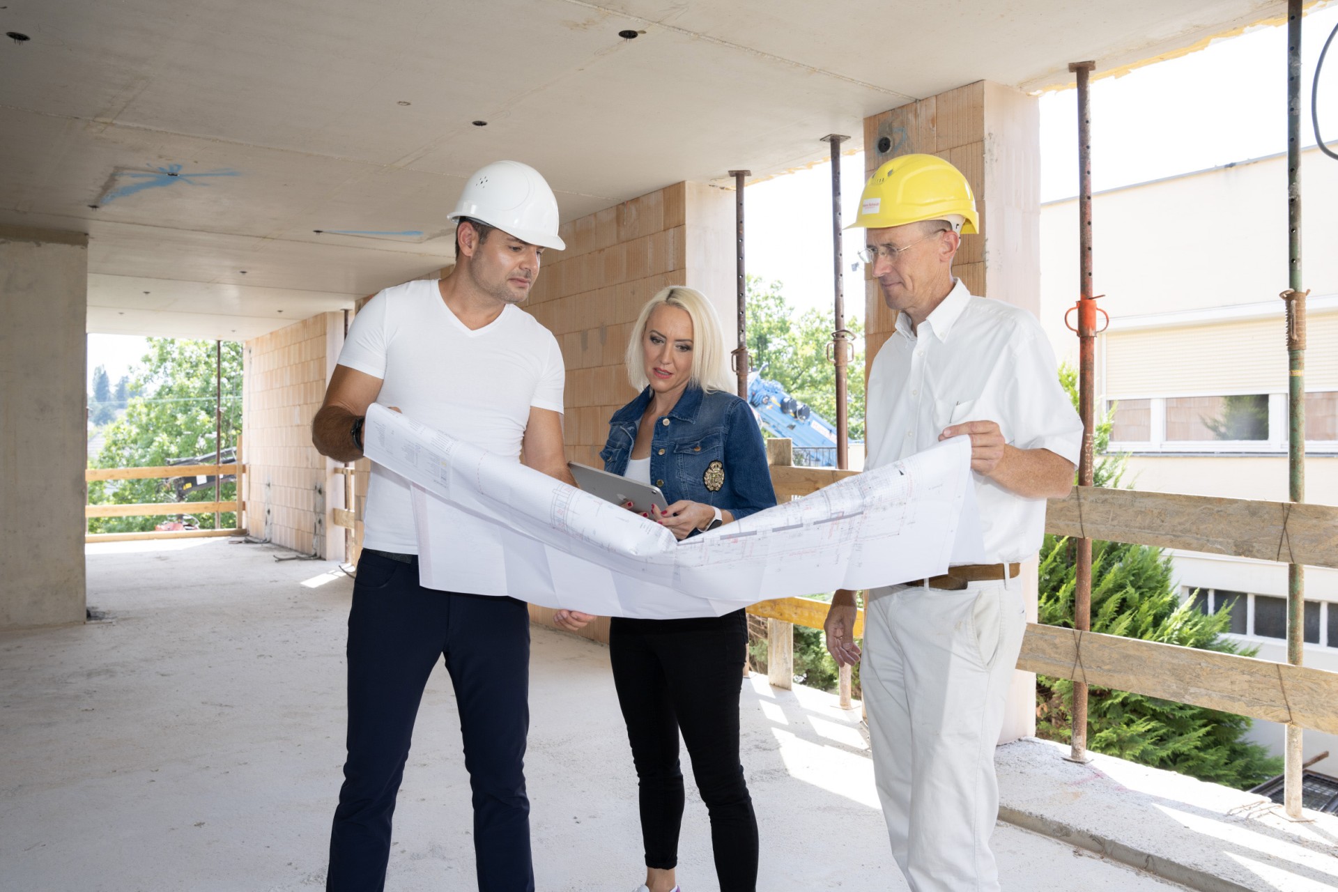 Besprechung auf der Baustelle mit Polier